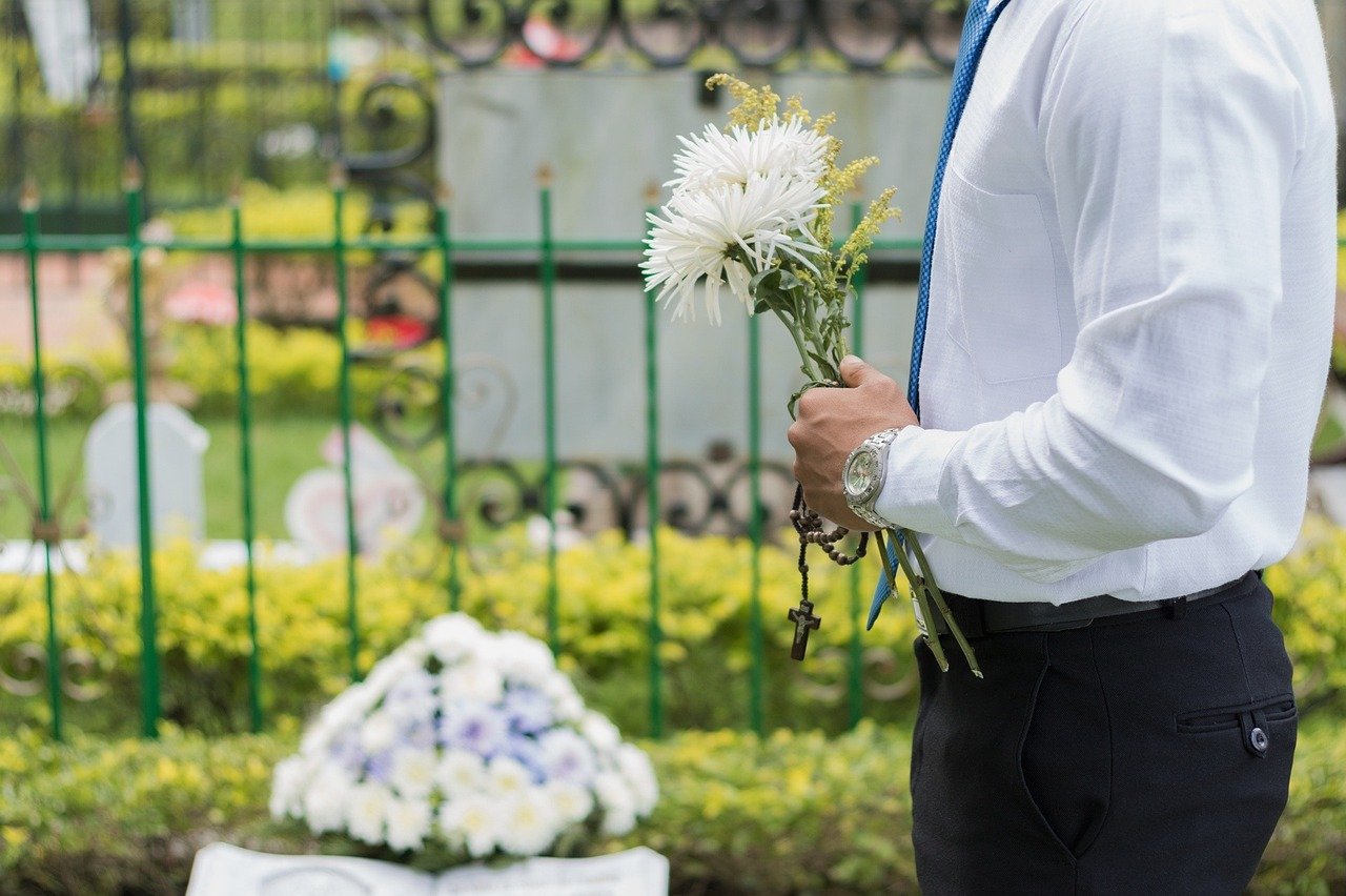 Ką daryti, kai netenkame artimojo: etiketas, eiga ir dažniausios klaidos, kurių galima išvengti